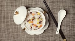 胎儿刚出生，为何不哭不闹那么乖