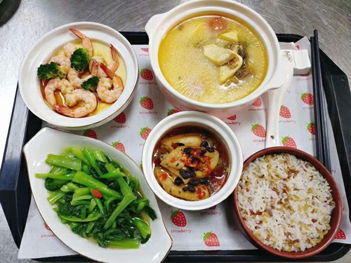 产后饮食有十忌,忌生冷、油腻食物